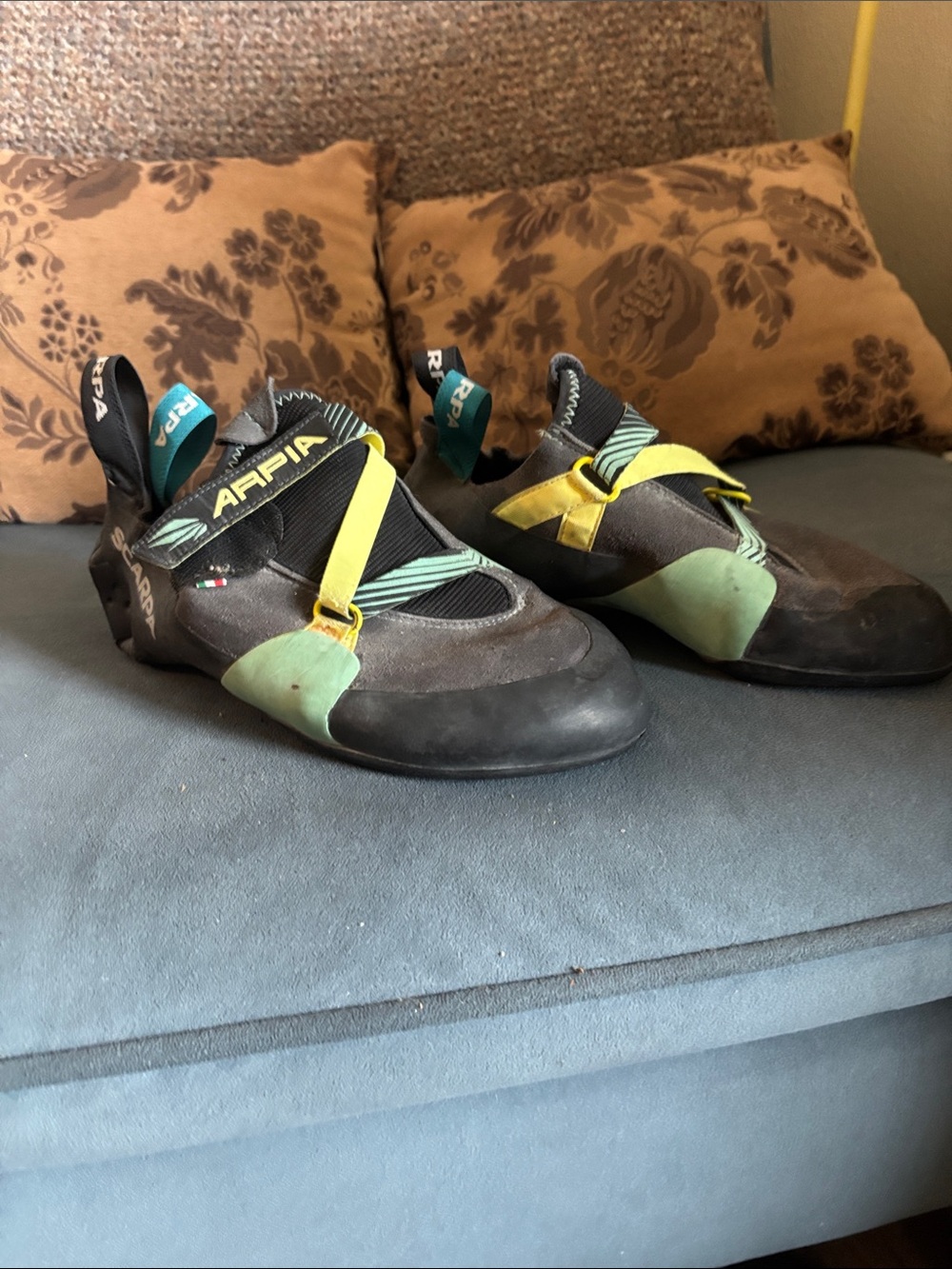 Scarpa Arpia Men’s Climbing Shoes in Black with Yellow & Mint Accents size 42